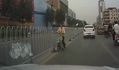 昆山某路段轿车撞人逃逸,事实真是这样吗