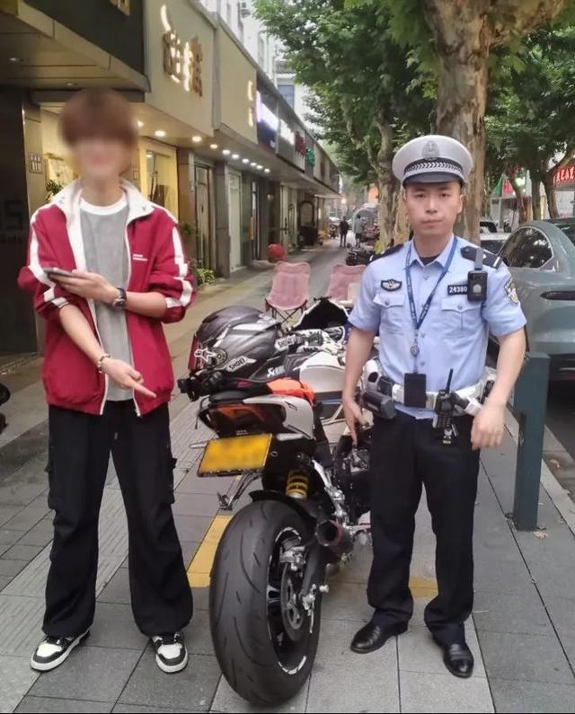 DƬ