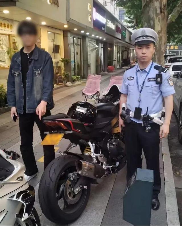 DƬ