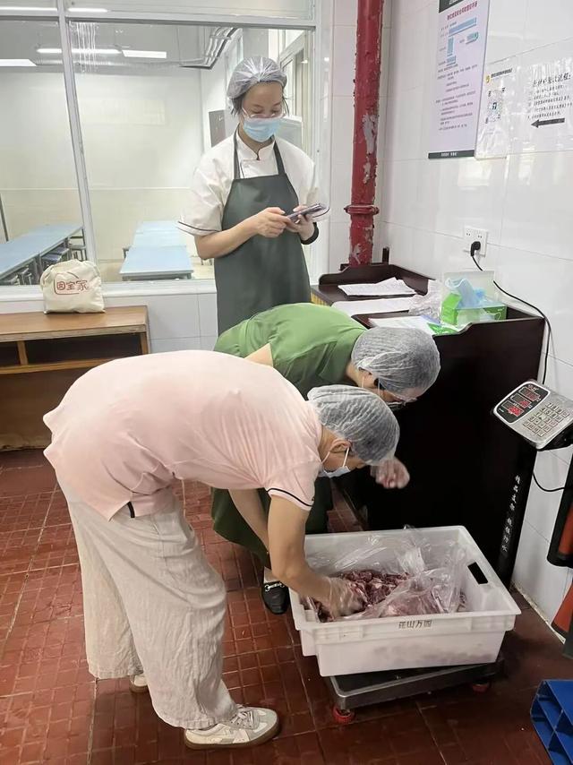 食堂验菜.jpg