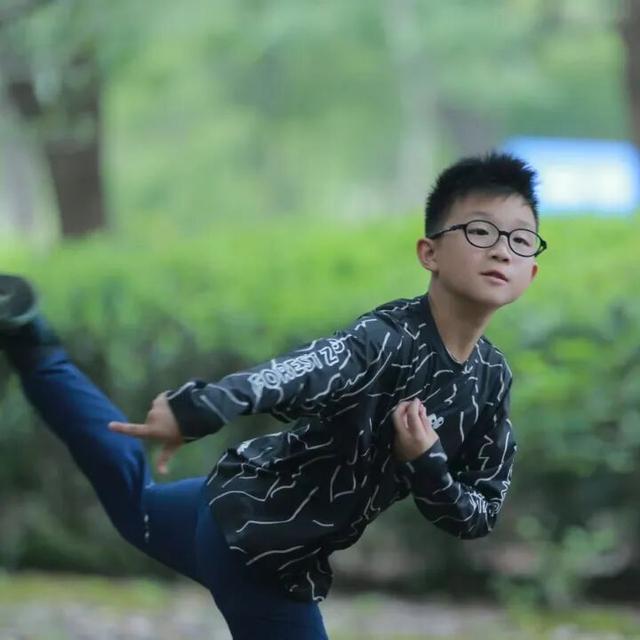 DƬ